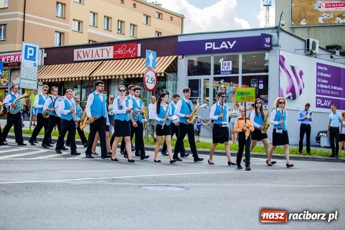 Zdjęcie w galerii na portalu naszraciborz.pl: Śląsk Kraina Wielu Kultur - barwny korowód przeszedł z Rynku na raciborski zamek wiadomości z regionu
