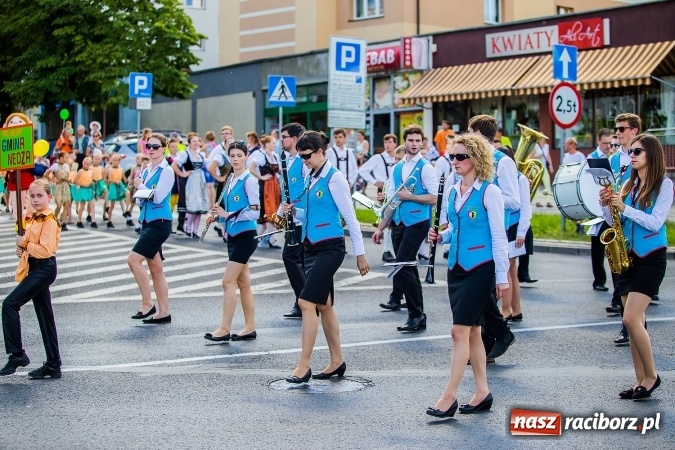 Zdjęcie w galerii na portalu naszraciborz.pl: Śląsk Kraina Wielu Kultur - barwny korowód przeszedł z Rynku na raciborski zamek wiadomości z regionu