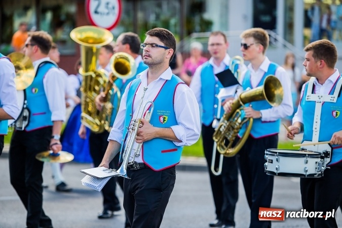 Zdjęcie w galerii na portalu naszraciborz.pl: Śląsk Kraina Wielu Kultur - barwny korowód przeszedł z Rynku na raciborski zamek wiadomości z regionu