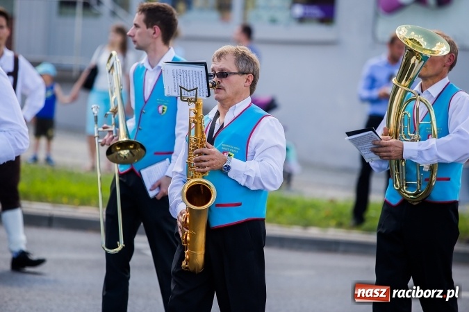 Zdjęcie w galerii na portalu naszraciborz.pl: Śląsk Kraina Wielu Kultur - barwny korowód przeszedł z Rynku na raciborski zamek wiadomości z regionu
