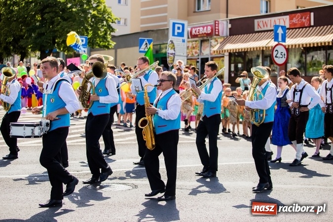 Zdjęcie w galerii na portalu naszraciborz.pl: Śląsk Kraina Wielu Kultur - barwny korowód przeszedł z Rynku na raciborski zamek wiadomości z regionu