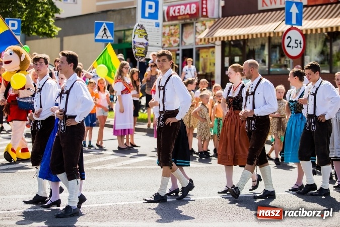 Zdjęcie w galerii na portalu naszraciborz.pl: Śląsk Kraina Wielu Kultur - barwny korowód przeszedł z Rynku na raciborski zamek wiadomości z regionu