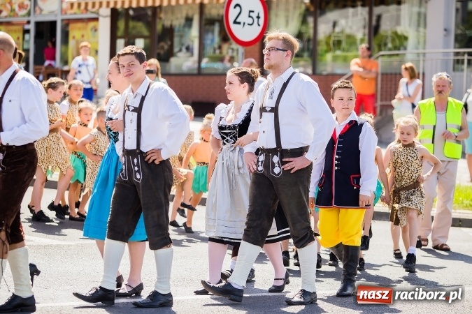 Zdjęcie w galerii na portalu naszraciborz.pl: Śląsk Kraina Wielu Kultur - barwny korowód przeszedł z Rynku na raciborski zamek wiadomości z regionu