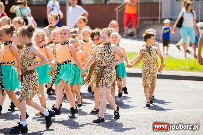 Zdjęcie w galerii na portalu naszraciborz.pl: Śląsk Kraina Wielu Kultur - barwny korowód przeszedł z Rynku na raciborski zamek wiadomości z regionu