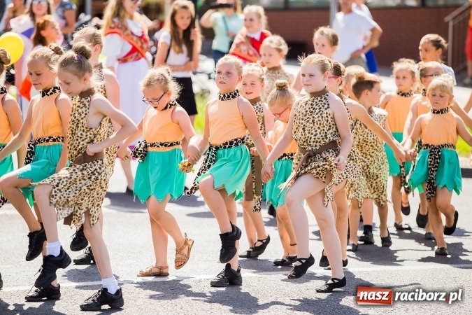 Zdjęcie w galerii na portalu naszraciborz.pl: Śląsk Kraina Wielu Kultur - barwny korowód przeszedł z Rynku na raciborski zamek wiadomości z regionu