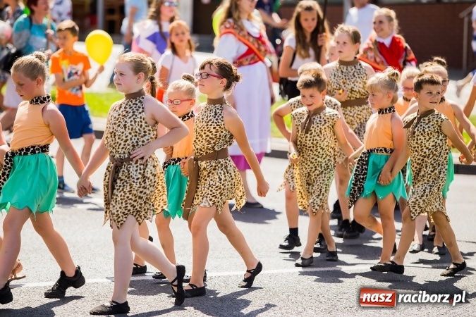 Zdjęcie w galerii na portalu naszraciborz.pl: Śląsk Kraina Wielu Kultur - barwny korowód przeszedł z Rynku na raciborski zamek wiadomości z regionu