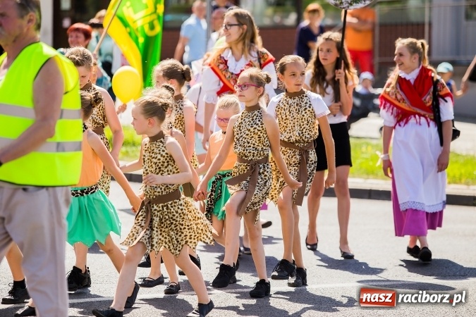 Zdjęcie w galerii na portalu naszraciborz.pl: Śląsk Kraina Wielu Kultur - barwny korowód przeszedł z Rynku na raciborski zamek wiadomości z regionu
