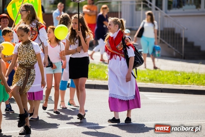 Zdjęcie w galerii na portalu naszraciborz.pl: Śląsk Kraina Wielu Kultur - barwny korowód przeszedł z Rynku na raciborski zamek wiadomości z regionu