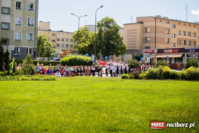 Zdjęcie w galerii na portalu naszraciborz.pl: Śląsk Kraina Wielu Kultur - barwny korowód przeszedł z Rynku na raciborski zamek wiadomości z regionu