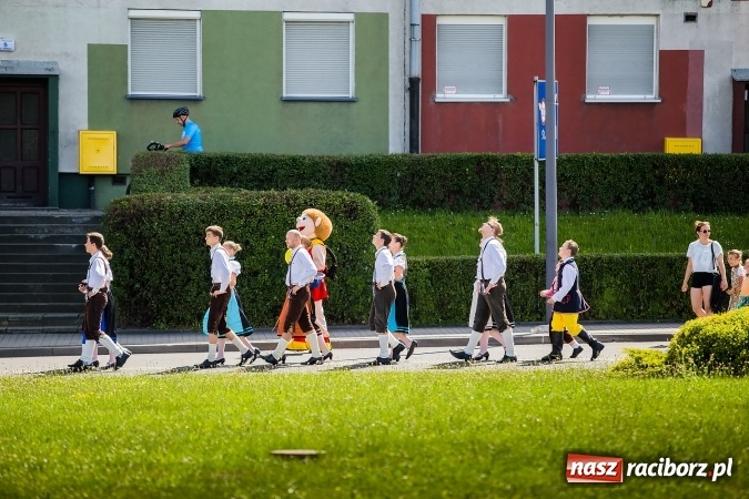 Zdjęcie w galerii na portalu naszraciborz.pl: Śląsk Kraina Wielu Kultur - barwny korowód przeszedł z Rynku na raciborski zamek wiadomości z regionu
