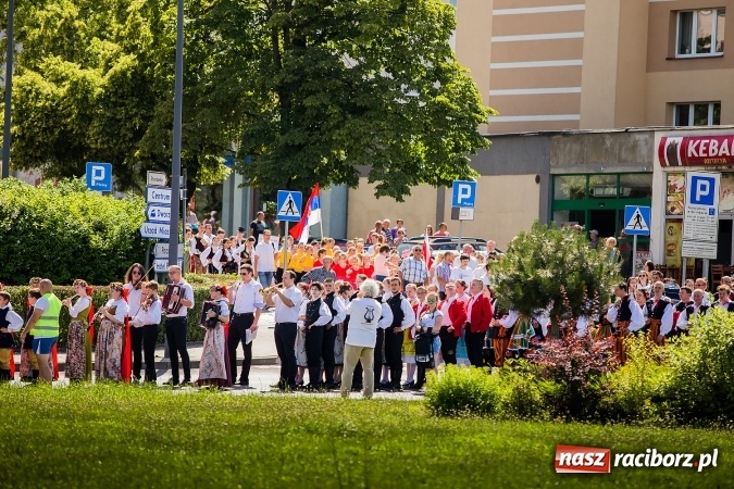 Zdjęcie w galerii na portalu naszraciborz.pl: Śląsk Kraina Wielu Kultur - barwny korowód przeszedł z Rynku na raciborski zamek wiadomości z regionu