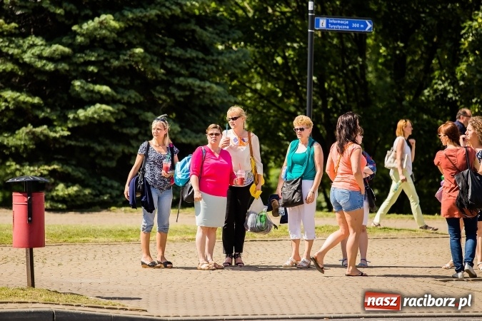 Zdjęcie w galerii na portalu naszraciborz.pl: Śląsk Kraina Wielu Kultur - barwny korowód przeszedł z Rynku na raciborski zamek wiadomości z regionu