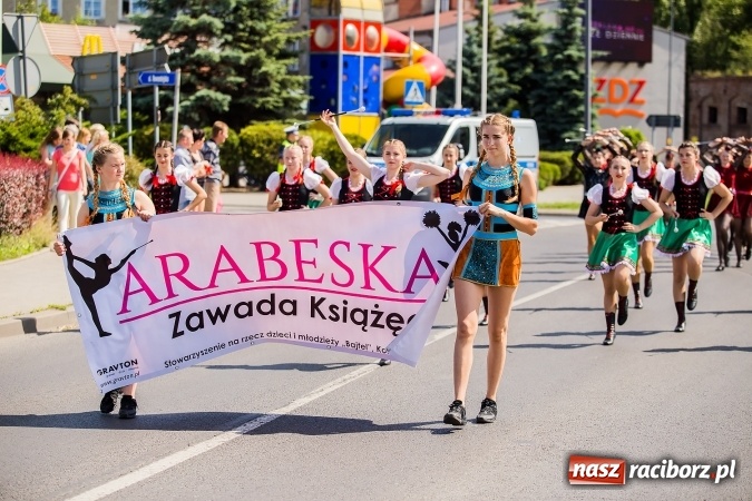 Zdjęcie w galerii na portalu naszraciborz.pl: Śląsk Kraina Wielu Kultur - barwny korowód przeszedł z Rynku na raciborski zamek wiadomości z regionu