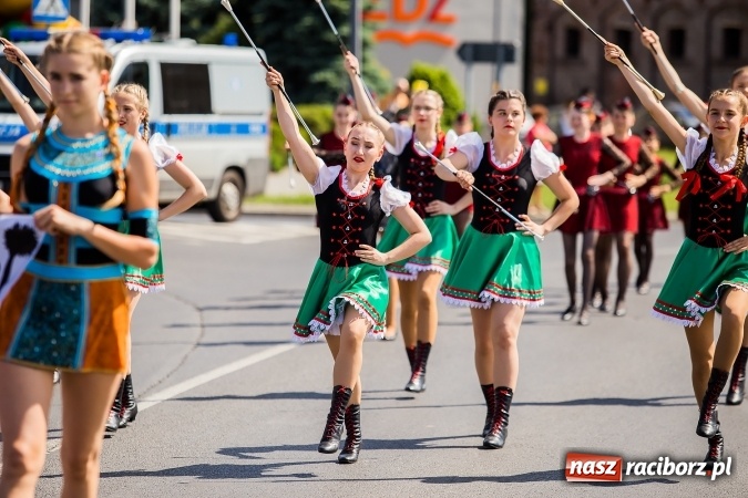 Zdjęcie w galerii na portalu naszraciborz.pl: Śląsk Kraina Wielu Kultur - barwny korowód przeszedł z Rynku na raciborski zamek wiadomości z regionu