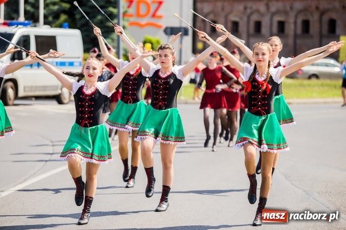 Zdjęcie w galerii na portalu naszraciborz.pl: Śląsk Kraina Wielu Kultur - barwny korowód przeszedł z Rynku na raciborski zamek wiadomości z regionu
