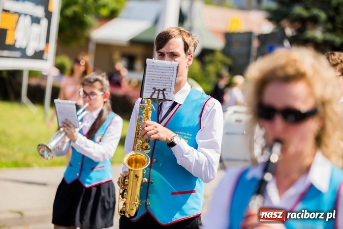 Zdjęcie w galerii na portalu naszraciborz.pl: Śląsk Kraina Wielu Kultur - barwny korowód przeszedł z Rynku na raciborski zamek wiadomości z regionu