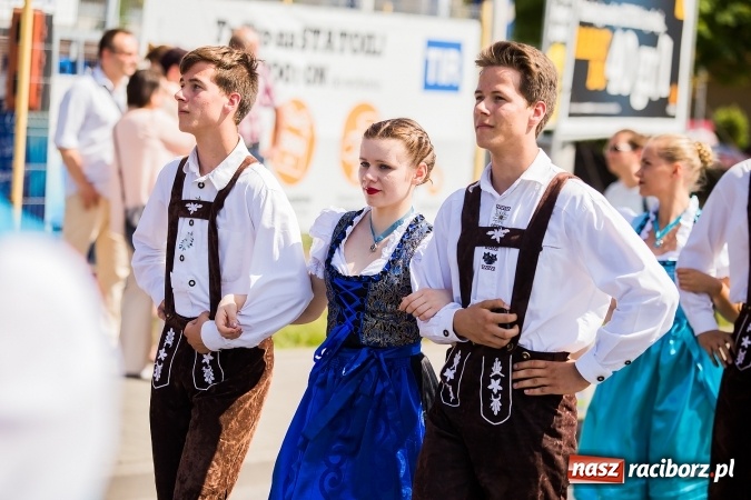 Zdjęcie w galerii na portalu naszraciborz.pl: Śląsk Kraina Wielu Kultur - barwny korowód przeszedł z Rynku na raciborski zamek wiadomości z regionu
