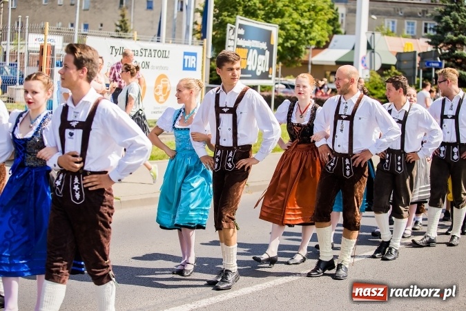 Zdjęcie w galerii na portalu naszraciborz.pl: Śląsk Kraina Wielu Kultur - barwny korowód przeszedł z Rynku na raciborski zamek wiadomości z regionu