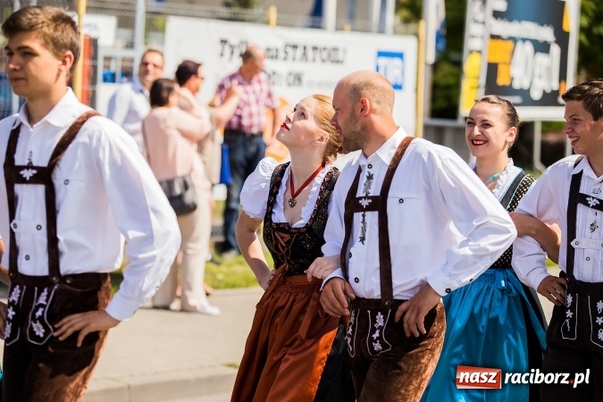 Zdjęcie w galerii na portalu naszraciborz.pl: Śląsk Kraina Wielu Kultur - barwny korowód przeszedł z Rynku na raciborski zamek wiadomości z regionu