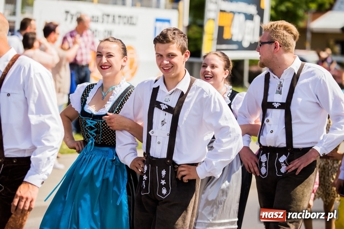 Zdjęcie w galerii na portalu naszraciborz.pl: Śląsk Kraina Wielu Kultur - barwny korowód przeszedł z Rynku na raciborski zamek wiadomości z regionu
