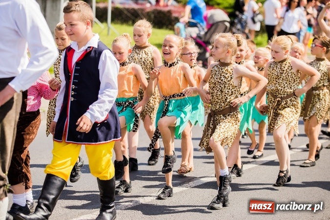 Zdjęcie w galerii na portalu naszraciborz.pl: Śląsk Kraina Wielu Kultur - barwny korowód przeszedł z Rynku na raciborski zamek wiadomości z regionu