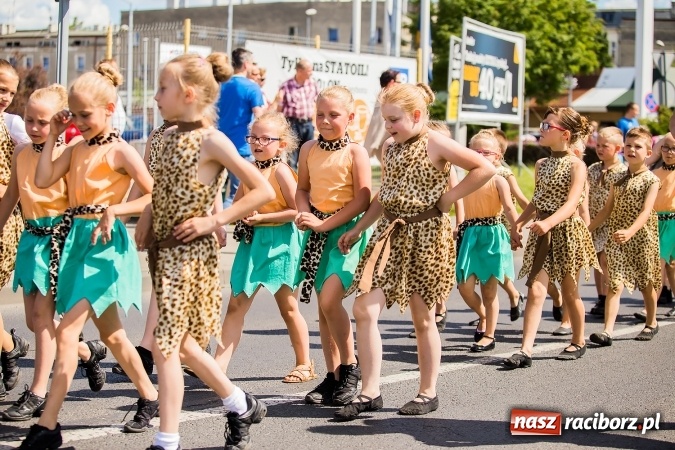 Zdjęcie w galerii na portalu naszraciborz.pl: Śląsk Kraina Wielu Kultur - barwny korowód przeszedł z Rynku na raciborski zamek wiadomości z regionu