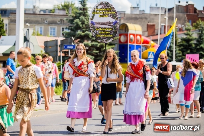 Zdjęcie w galerii na portalu naszraciborz.pl: Śląsk Kraina Wielu Kultur - barwny korowód przeszedł z Rynku na raciborski zamek wiadomości z regionu