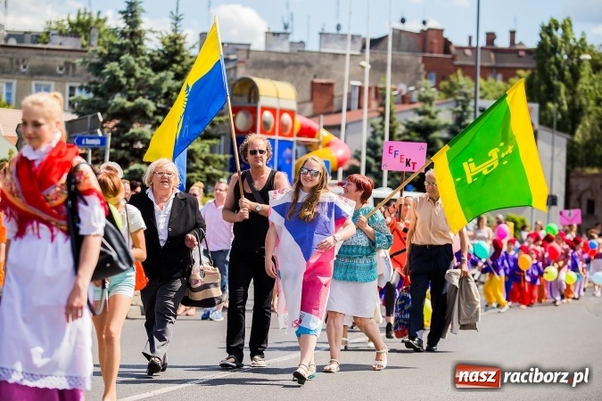 Zdjęcie w galerii na portalu naszraciborz.pl: Śląsk Kraina Wielu Kultur - barwny korowód przeszedł z Rynku na raciborski zamek wiadomości z regionu
