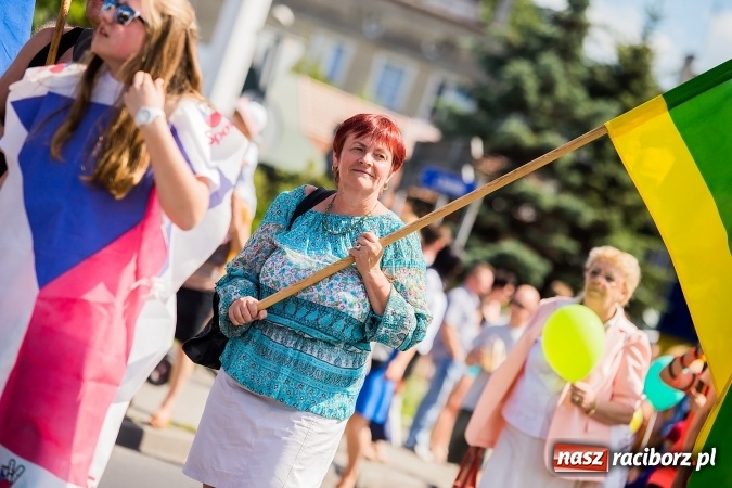 Zdjęcie w galerii na portalu naszraciborz.pl: Śląsk Kraina Wielu Kultur - barwny korowód przeszedł z Rynku na raciborski zamek wiadomości z regionu