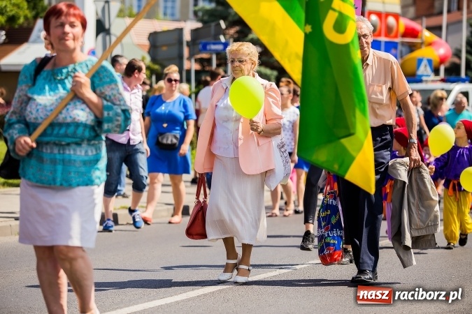 Zdjęcie w galerii na portalu naszraciborz.pl: Śląsk Kraina Wielu Kultur - barwny korowód przeszedł z Rynku na raciborski zamek wiadomości z regionu