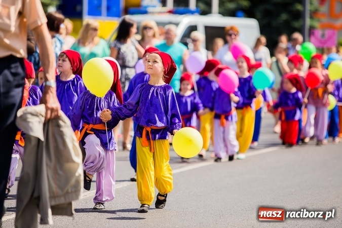 Zdjęcie w galerii na portalu naszraciborz.pl: Śląsk Kraina Wielu Kultur - barwny korowód przeszedł z Rynku na raciborski zamek wiadomości z regionu