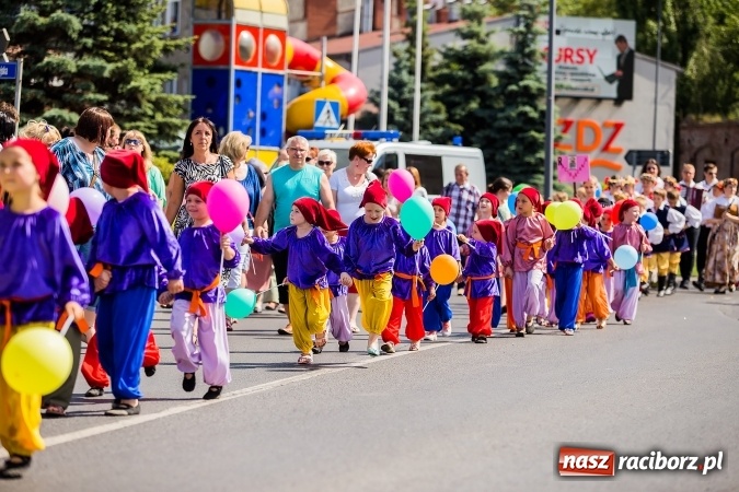 Zdjęcie w galerii na portalu naszraciborz.pl: Śląsk Kraina Wielu Kultur - barwny korowód przeszedł z Rynku na raciborski zamek wiadomości z regionu