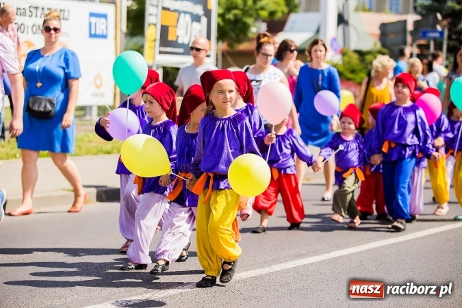 Zdjęcie w galerii na portalu naszraciborz.pl: Śląsk Kraina Wielu Kultur - barwny korowód przeszedł z Rynku na raciborski zamek wiadomości z regionu