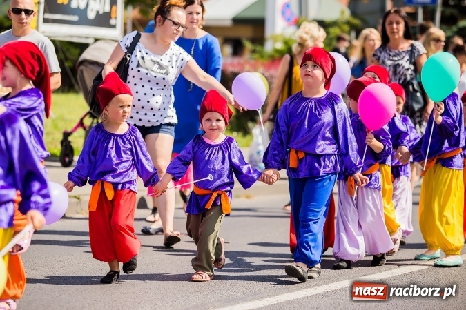 Zdjęcie w galerii na portalu naszraciborz.pl: Śląsk Kraina Wielu Kultur - barwny korowód przeszedł z Rynku na raciborski zamek wiadomości z regionu
