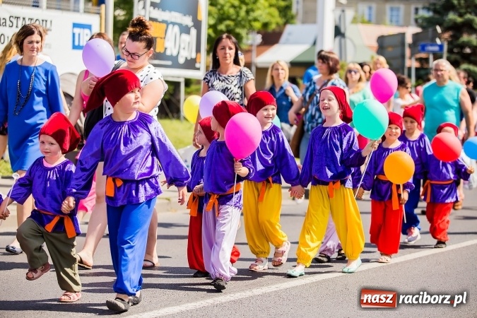 Zdjęcie w galerii na portalu naszraciborz.pl: Śląsk Kraina Wielu Kultur - barwny korowód przeszedł z Rynku na raciborski zamek wiadomości z regionu