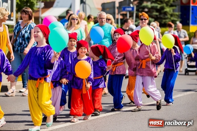 Zdjęcie w galerii na portalu naszraciborz.pl: Śląsk Kraina Wielu Kultur - barwny korowód przeszedł z Rynku na raciborski zamek wiadomości z regionu