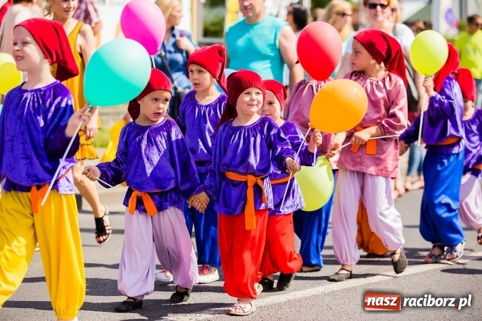 Zdjęcie w galerii na portalu naszraciborz.pl: Śląsk Kraina Wielu Kultur - barwny korowód przeszedł z Rynku na raciborski zamek wiadomości z regionu