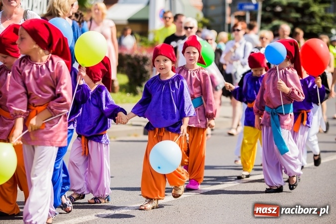 Zdjęcie w galerii na portalu naszraciborz.pl: Śląsk Kraina Wielu Kultur - barwny korowód przeszedł z Rynku na raciborski zamek wiadomości z regionu