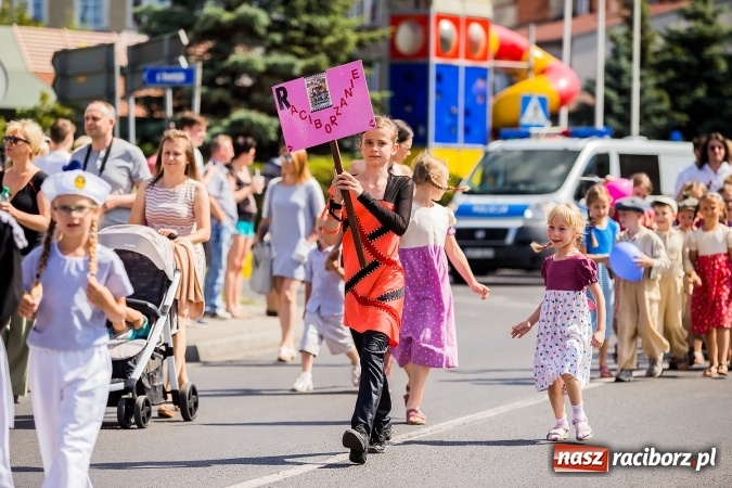 Zdjęcie w galerii na portalu naszraciborz.pl: Śląsk Kraina Wielu Kultur - barwny korowód przeszedł z Rynku na raciborski zamek wiadomości z regionu