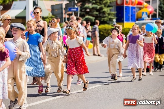 Zdjęcie w galerii na portalu naszraciborz.pl: Śląsk Kraina Wielu Kultur - barwny korowód przeszedł z Rynku na raciborski zamek wiadomości z regionu