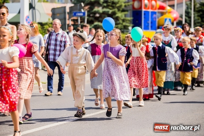Zdjęcie w galerii na portalu naszraciborz.pl: Śląsk Kraina Wielu Kultur - barwny korowód przeszedł z Rynku na raciborski zamek wiadomości z regionu