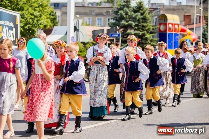 Zdjęcie w galerii na portalu naszraciborz.pl: Śląsk Kraina Wielu Kultur - barwny korowód przeszedł z Rynku na raciborski zamek wiadomości z regionu