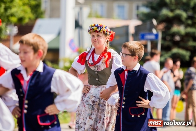 Zdjęcie w galerii na portalu naszraciborz.pl: Śląsk Kraina Wielu Kultur - barwny korowód przeszedł z Rynku na raciborski zamek wiadomości z regionu
