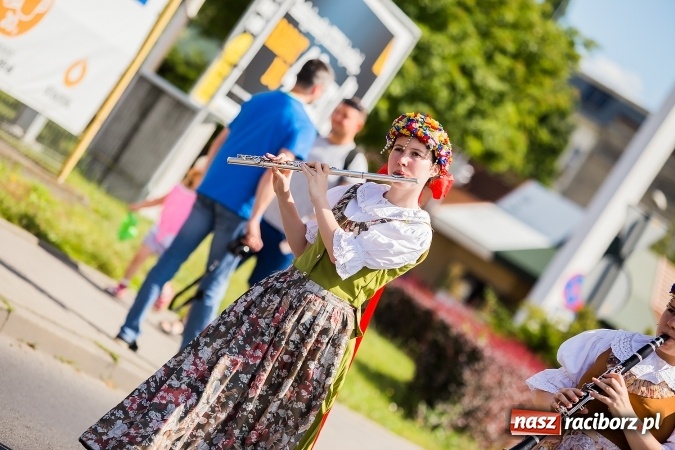 Zdjęcie w galerii na portalu naszraciborz.pl: Śląsk Kraina Wielu Kultur - barwny korowód przeszedł z Rynku na raciborski zamek wiadomości z regionu