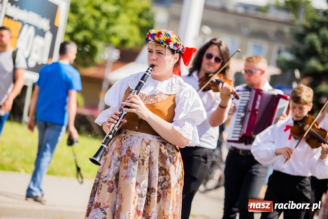 Zdjęcie w galerii na portalu naszraciborz.pl: Śląsk Kraina Wielu Kultur - barwny korowód przeszedł z Rynku na raciborski zamek wiadomości z regionu