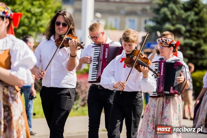 Zdjęcie w galerii na portalu naszraciborz.pl: Śląsk Kraina Wielu Kultur - barwny korowód przeszedł z Rynku na raciborski zamek wiadomości z regionu