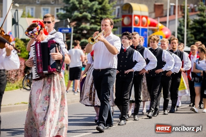 Zdjęcie w galerii na portalu naszraciborz.pl: Śląsk Kraina Wielu Kultur - barwny korowód przeszedł z Rynku na raciborski zamek wiadomości z regionu