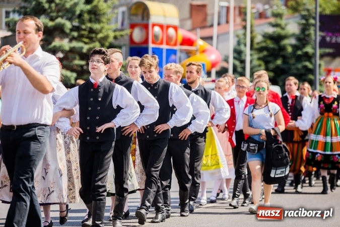 Zdjęcie w galerii na portalu naszraciborz.pl: Śląsk Kraina Wielu Kultur - barwny korowód przeszedł z Rynku na raciborski zamek wiadomości z regionu