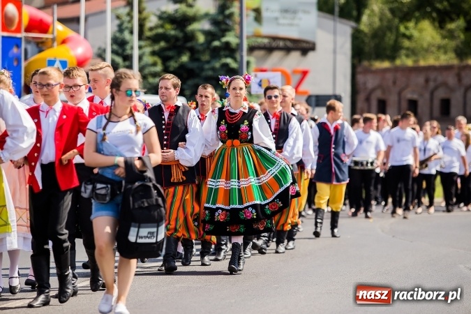Zdjęcie w galerii na portalu naszraciborz.pl: Śląsk Kraina Wielu Kultur - barwny korowód przeszedł z Rynku na raciborski zamek wiadomości z regionu