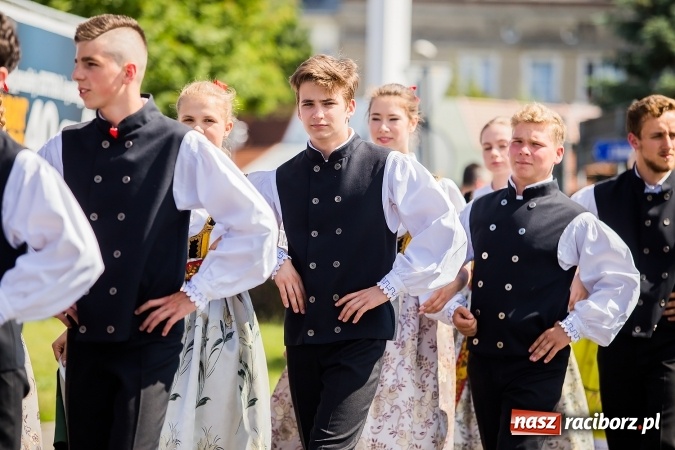 Zdjęcie w galerii na portalu naszraciborz.pl: Śląsk Kraina Wielu Kultur - barwny korowód przeszedł z Rynku na raciborski zamek wiadomości z regionu